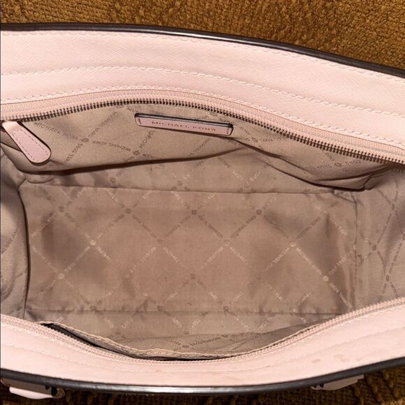 Michael Kors Blush Handbag with Sunglasses Set - Picture 6 of 13